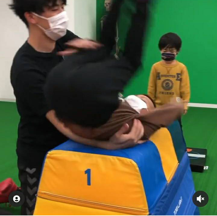 跳び箱の上で前転😃