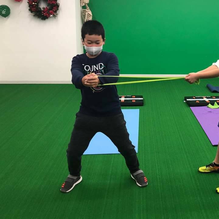 チューブで体幹を鍛えます✊🏻