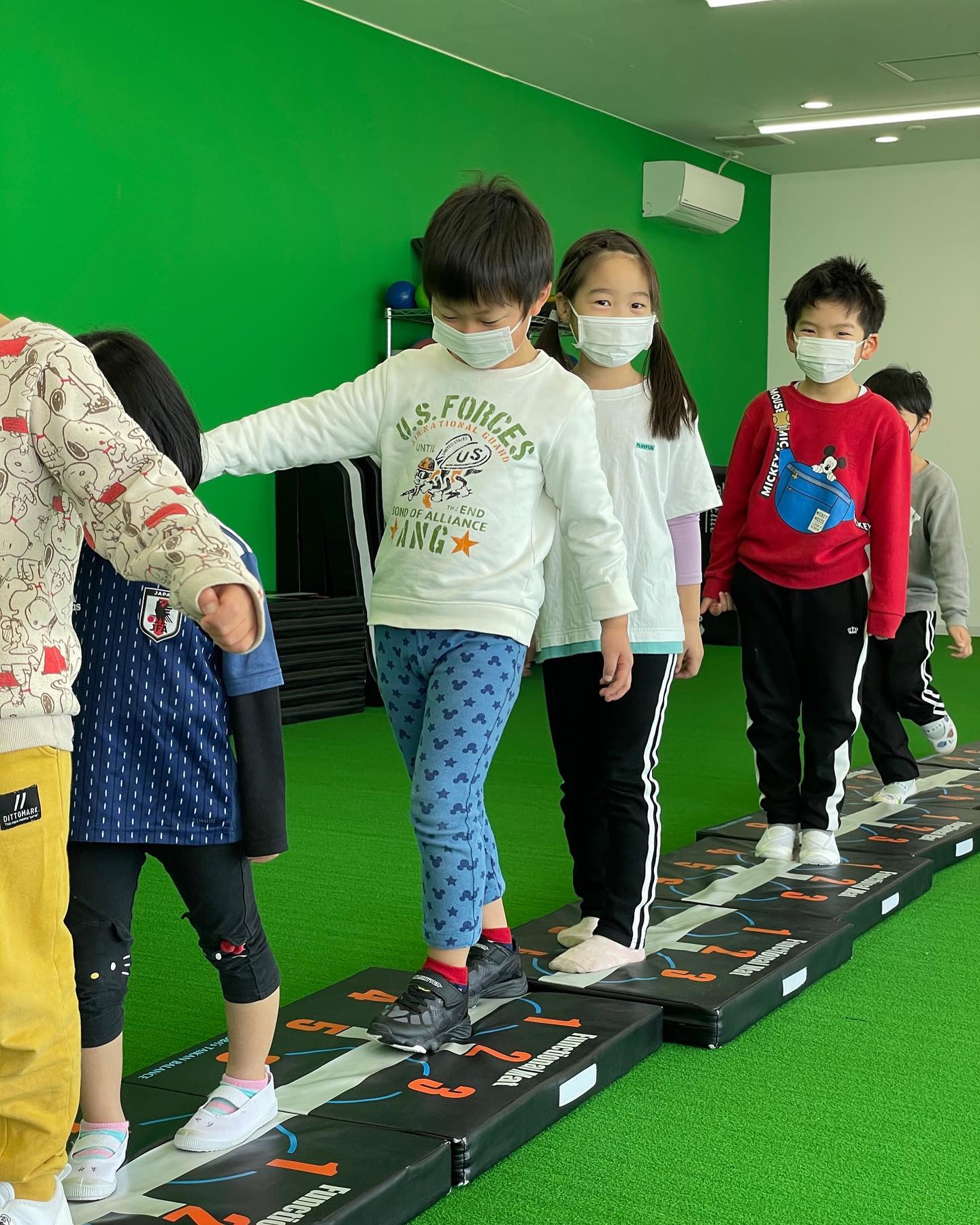 マットの上をまっすぐ歩きます