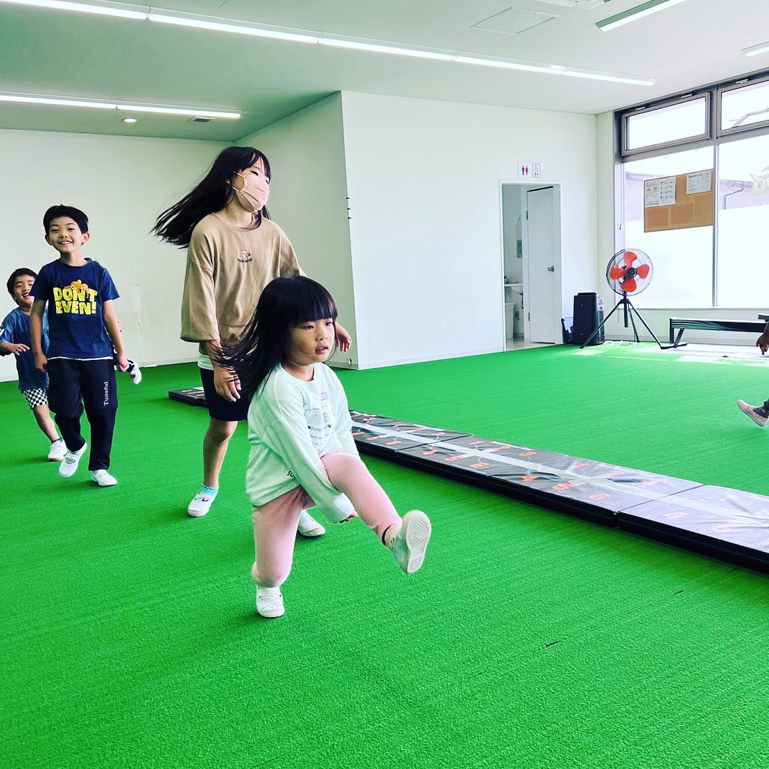 スキップしながら足の下でパチンッ