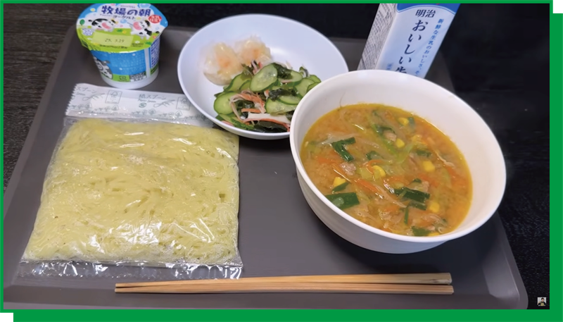 給食の味噌ラーメン きゅうりとわかめとカニカマの和え物