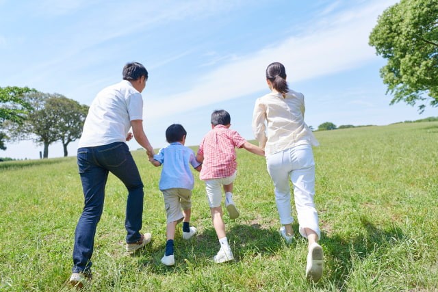 野原を歩く家族