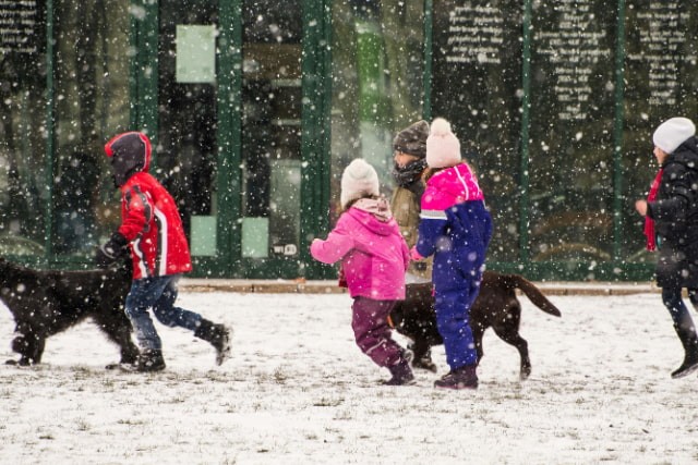 雪の中遊ぶ子ども