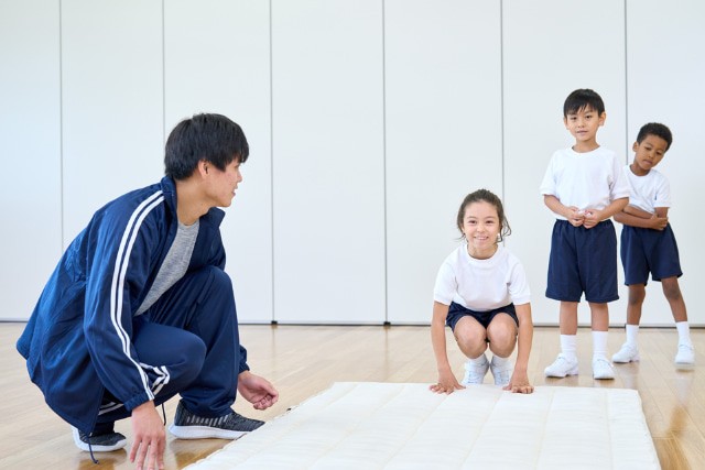 体操をする子ども