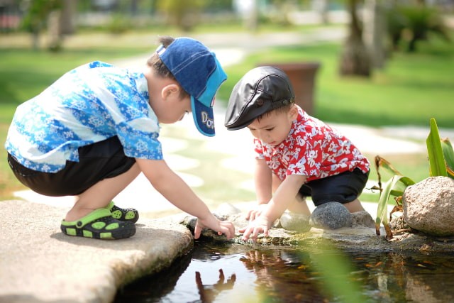 川にいる子ども