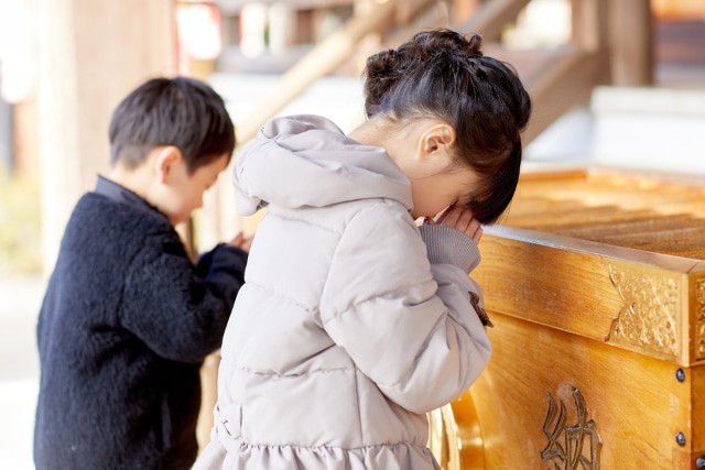 お参りする子ども