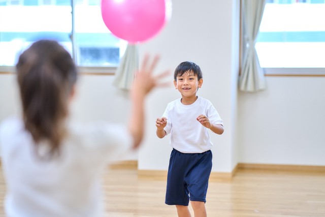 ボールで運動している少年