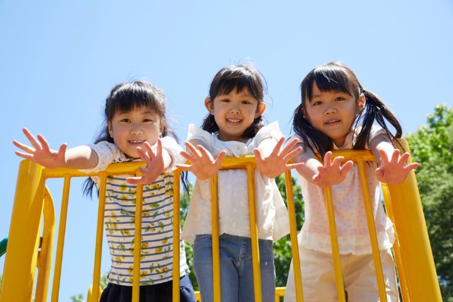 外で遊ぶ子ども