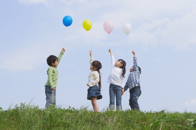 風船を持っている子ども