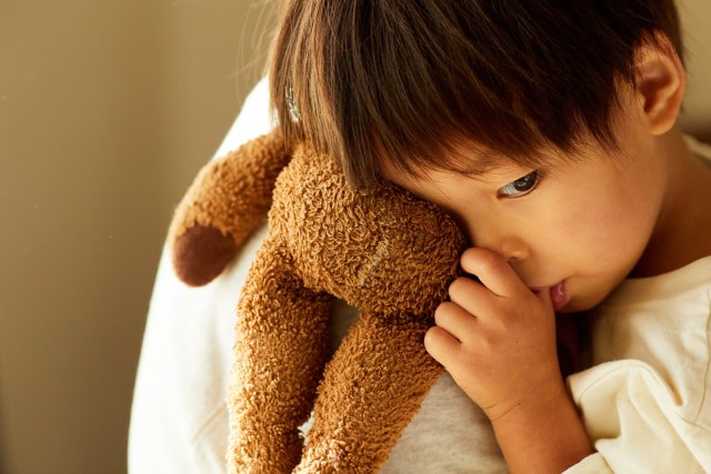 ぬいぐるみを抱きしめる子ども