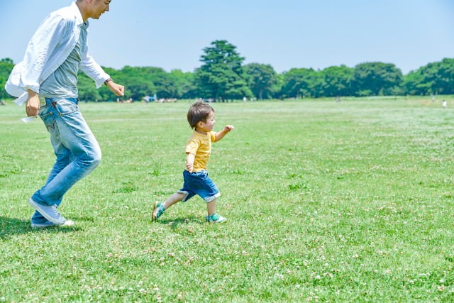 芝生を走る子ども