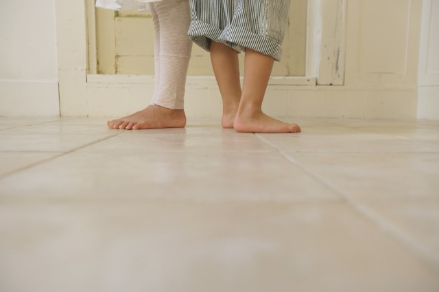 ふたりの子どもの足