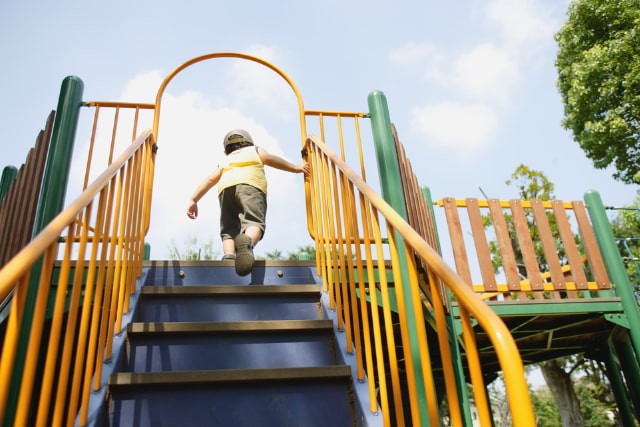 遊具で遊ぶ子ども