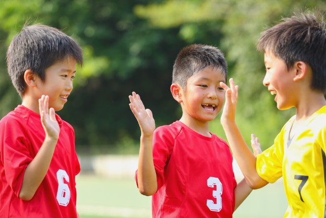 サッカーのユニフォームを着た少年たち