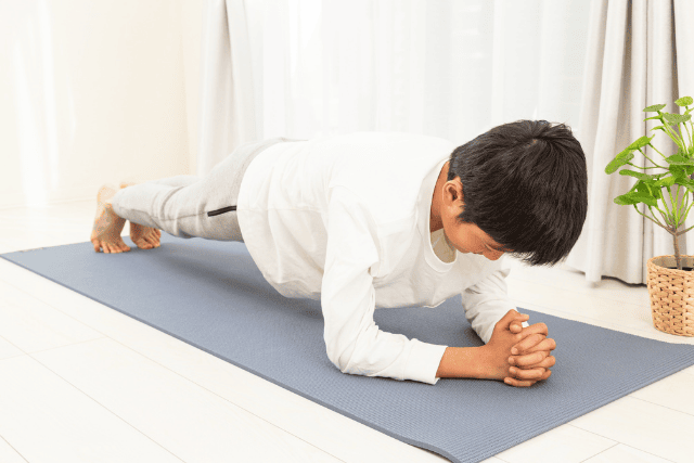 フロントブリッジをする男の子