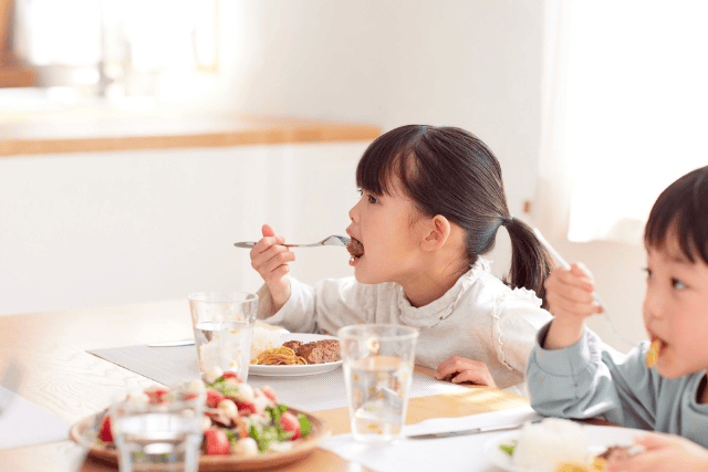 ご飯を食べる子ども