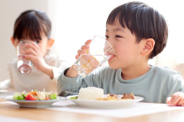 食事をするこども
