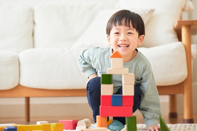 積み木で遊ぶ子ども