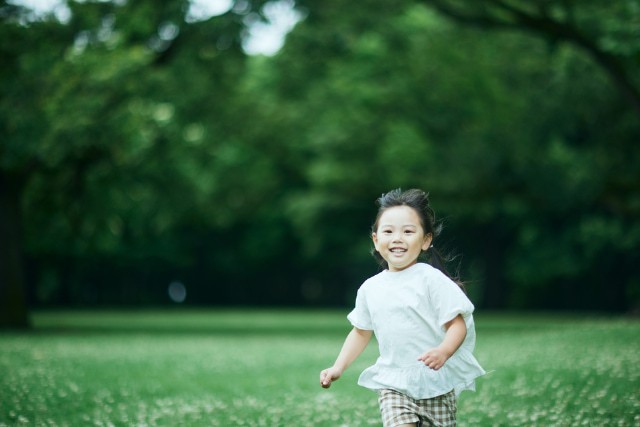 野原を走る少女