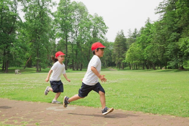 運動着姿で走る子供達
