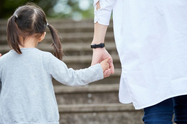 手を繋ぐ子ども