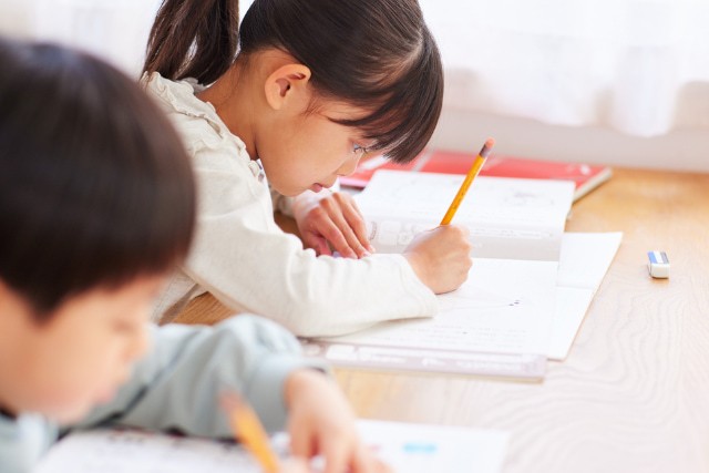 勉強をしている子ども