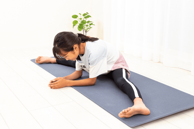 開脚をしている女の子