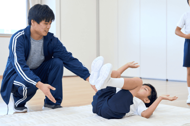 体操を習う小学生