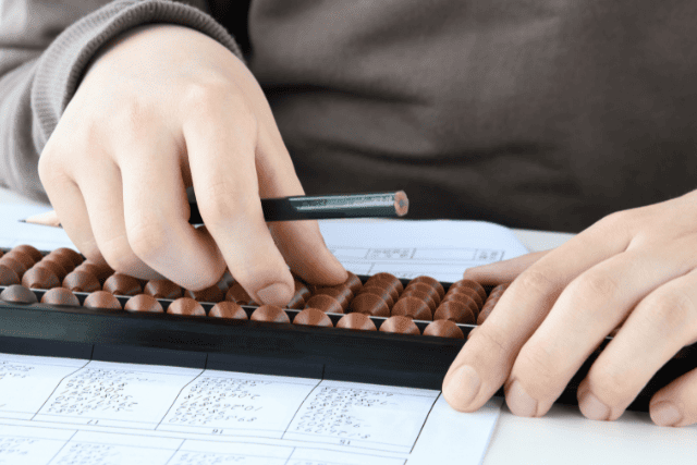 そろばんを叩く手元