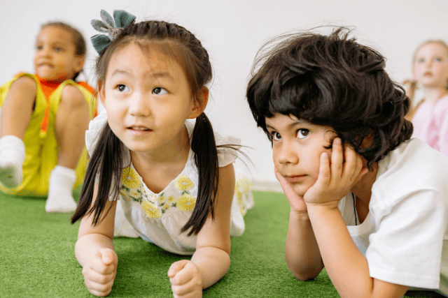 体操教室で先生の話を聞く子供