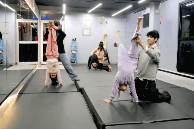 体操教室でレッスンを受ける子供