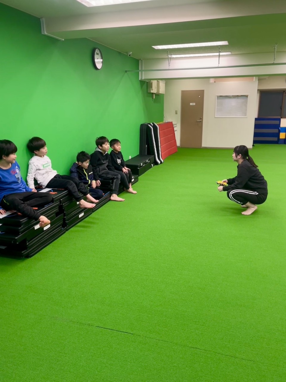 心と体幹を鍛えるスポーツ教室は、子どもたちと向き合って会話をする