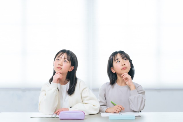 悩んでいる女性2人