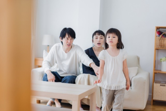 親を無視する子どもと引き留める両親