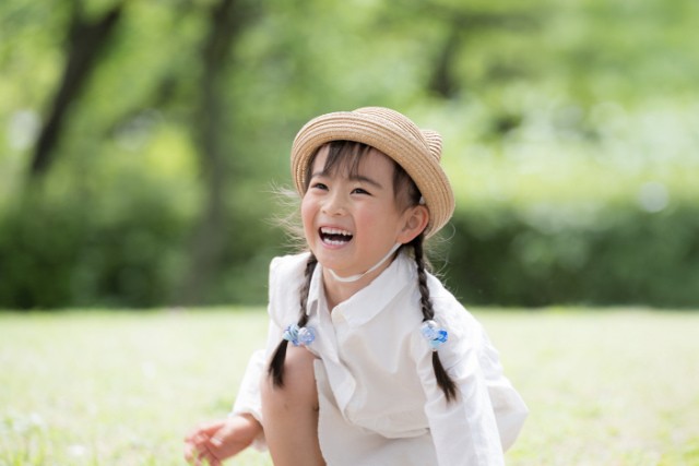 帽子をかぶった笑顔の女の子