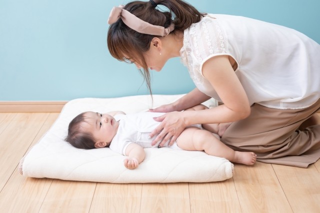 お母さんが赤ちゃんを癒している様子