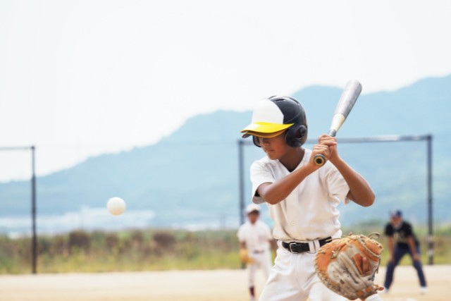 野球をしている男の子