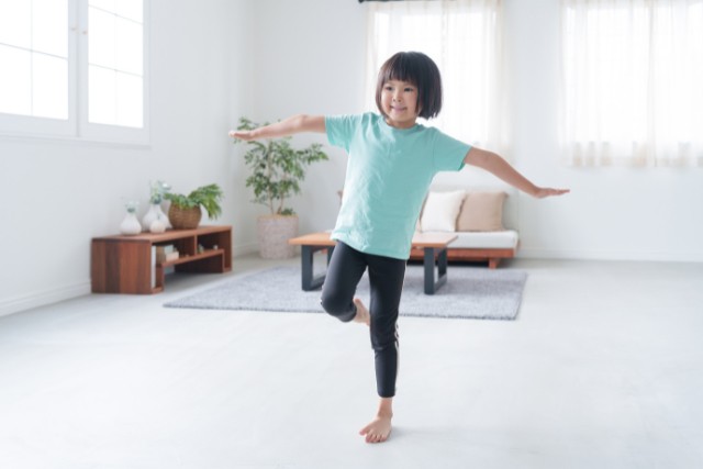 体幹トレーニングをしている子供