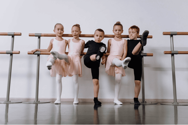 脚を上げる子ども