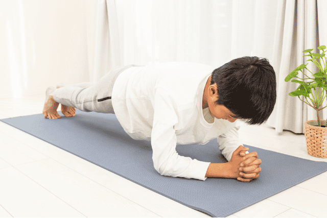 体幹トレーニングをする子ども