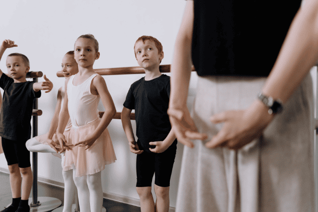 先生の姿勢を見る子ども