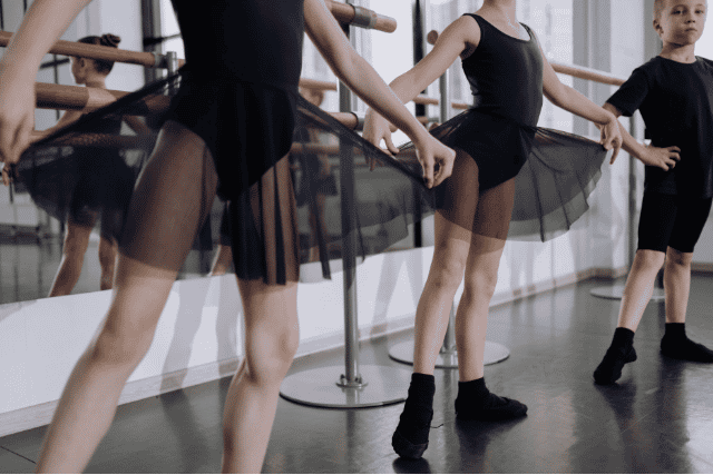 バレエの練習をする子ども