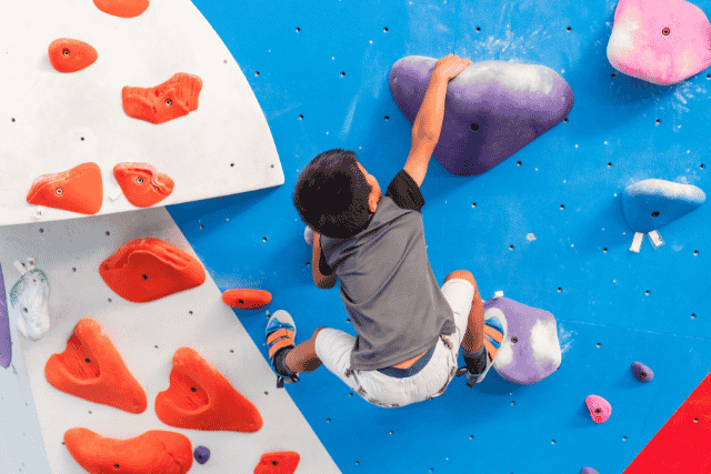 ボルダリングをする子ども2