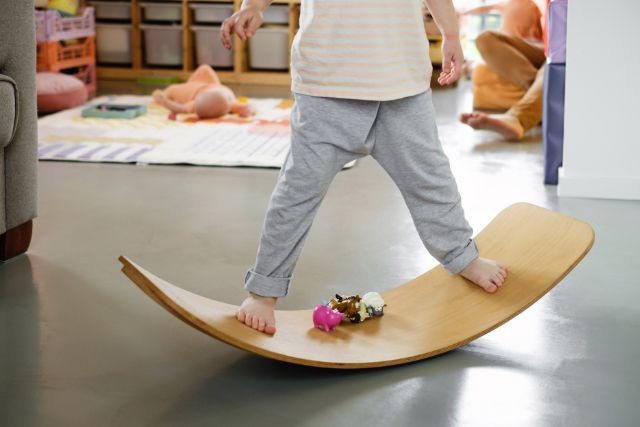 バランスボードをする子ども