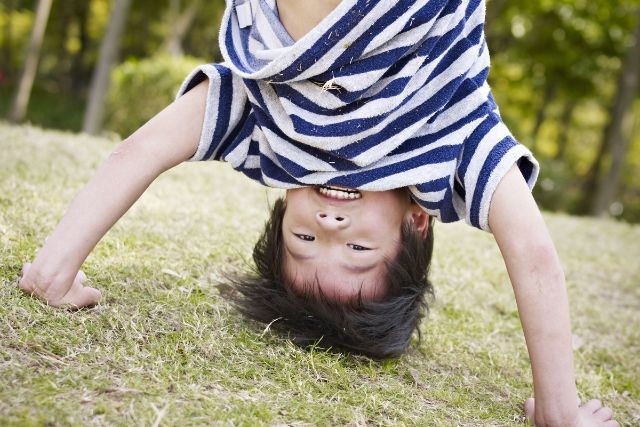 逆立ちする子ども