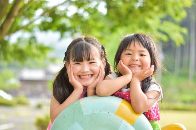 笑顔の2人の女の子