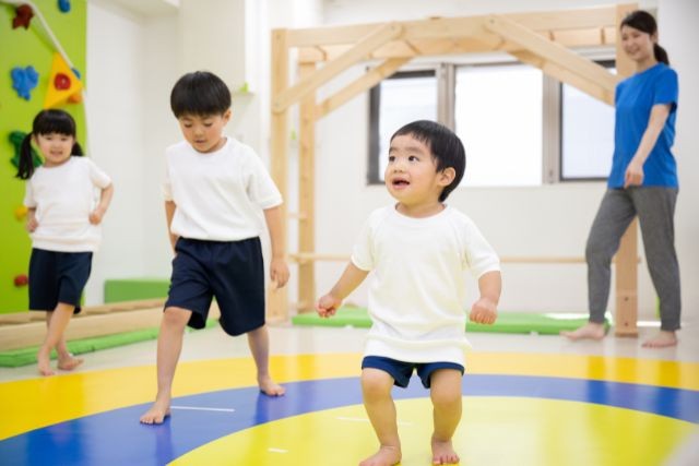 体操教室で遊んでいる男の子