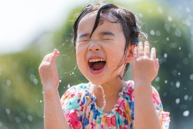 水遊びをしている女の子