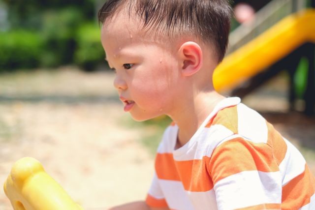 汗をかいている男の子