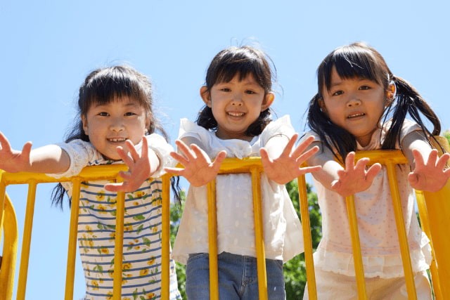 遊具で遊んでいる女の子3人